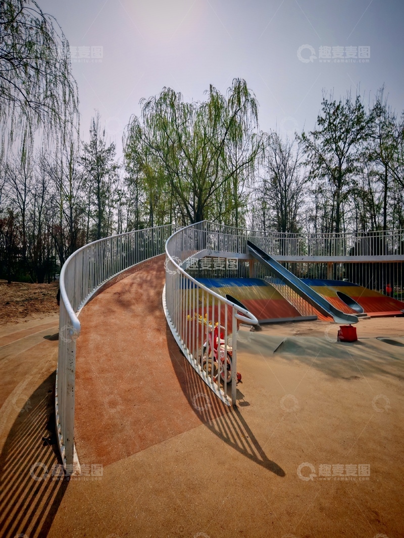 高清大图下载【趣麦麦图】现代公园弧形桥滑梯景观