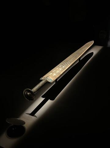 古剑特写黑色背景展示