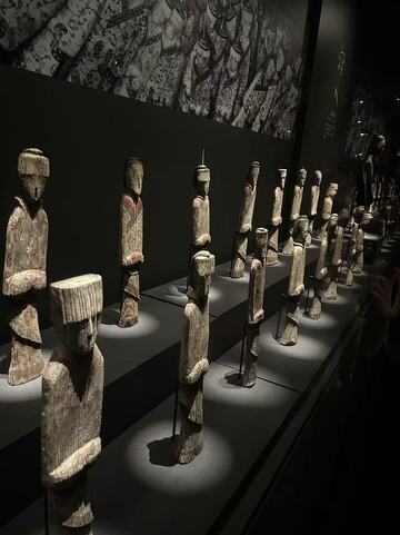 博物馆木雕人像展品