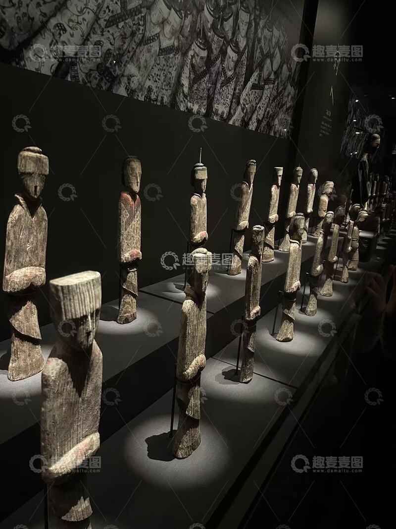 高清大图下载【趣麦麦图】博物馆木雕人像展品