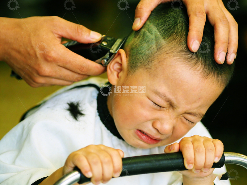 高清大图下载【趣麦麦图】儿童理发哭泣瞬间纪实摄影