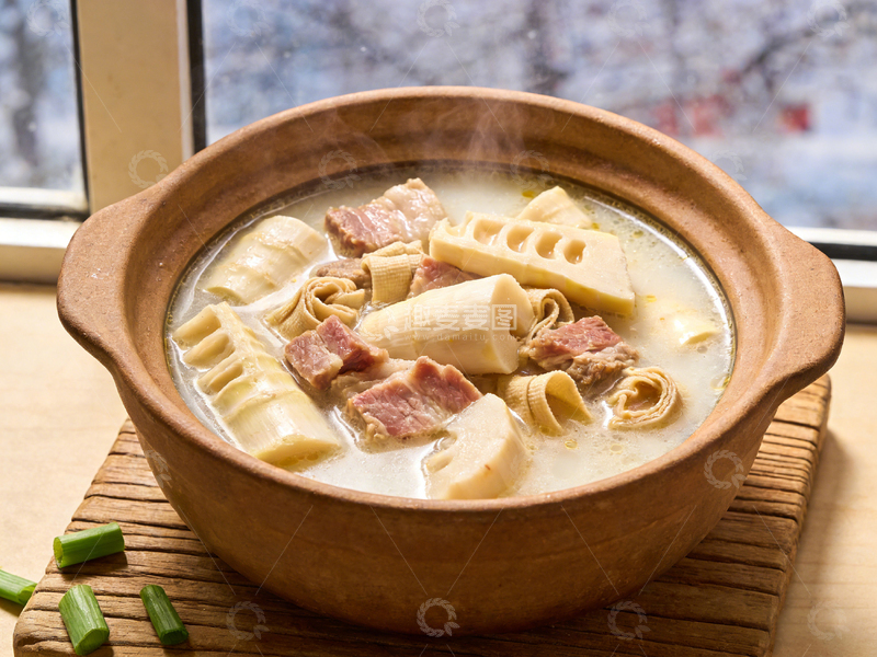 高清大图下载【趣麦麦图】砂锅炖肉竹笋汤美食摄影