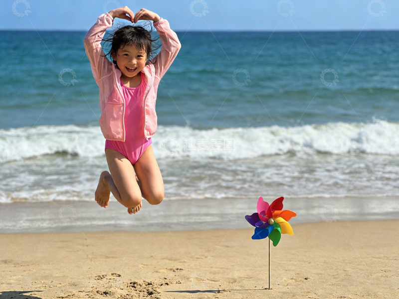 高清大图下载【趣麦麦图】海滩童趣跳跃风光摄影