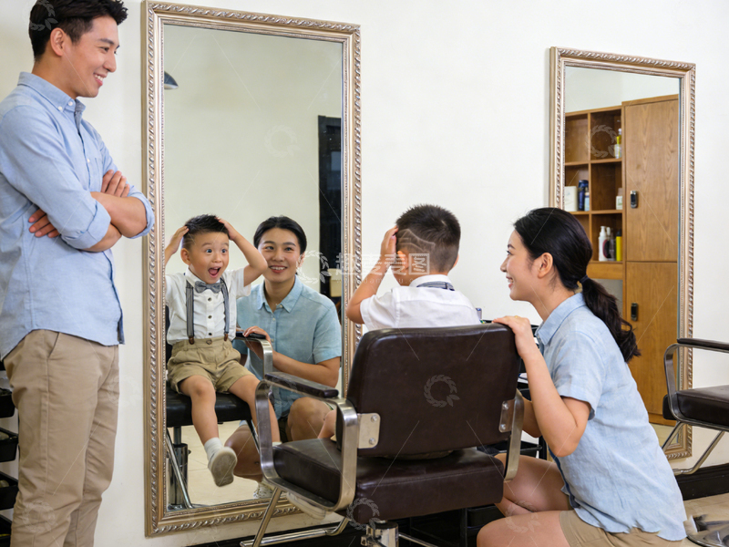高清大图下载【趣麦麦图】家庭理发店欢乐时光