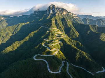 蜿蜒山路风光摄影1