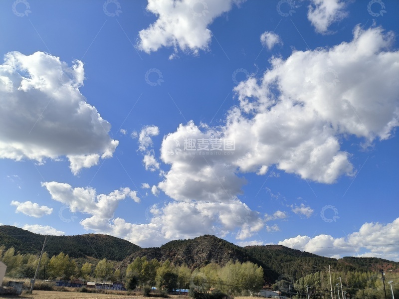 高清大图下载【趣麦麦图】蓝天白云山峦美景摄影图片
