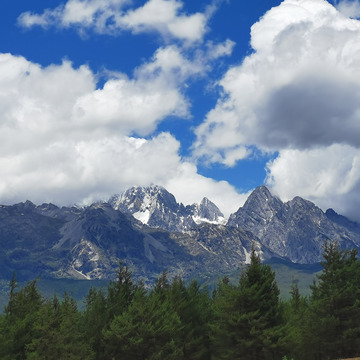 夏季的玉龙雪山