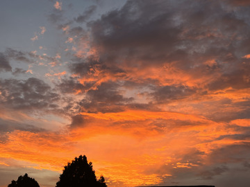 半晚晚霞火烧云