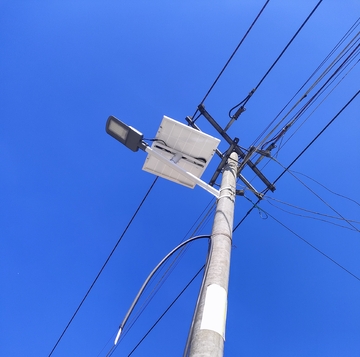 蓝天电线杆现代城市基础设施