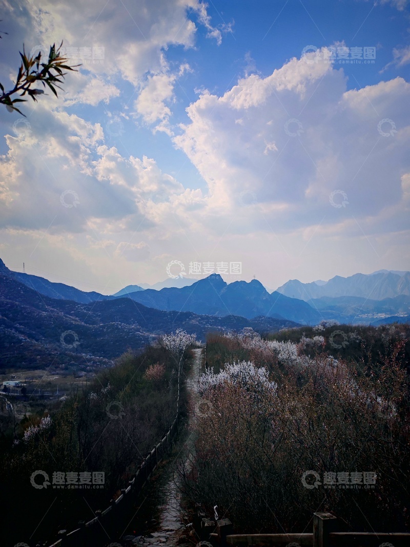 高清大图下载【趣麦麦图】石桥,蓝天,白云,山峦,自然景