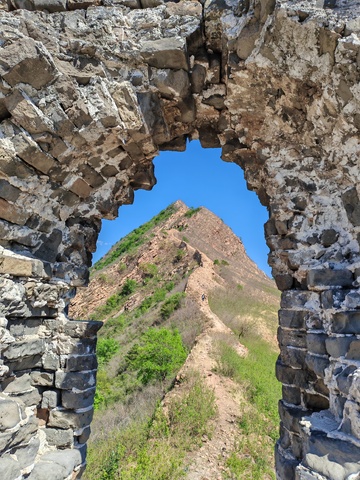 古堡窗框山景