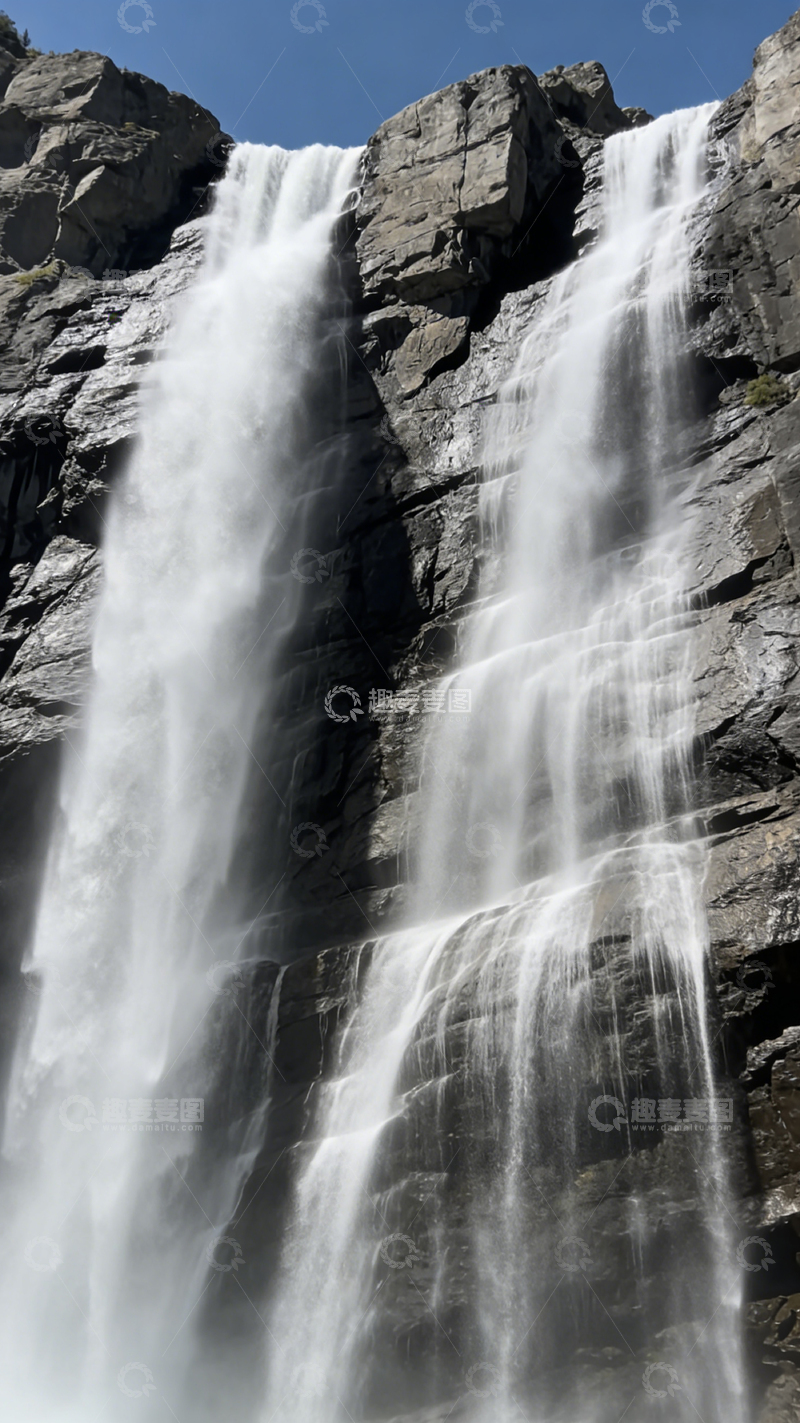 高清大图下载【趣麦麦图】峭壁飞瀑壮观景象