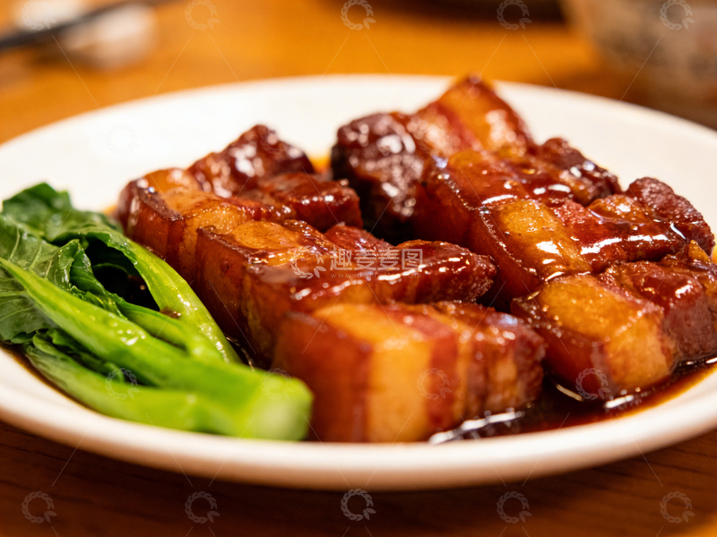 高清大图下载【趣麦麦图】红烧肉翠绿青菜美食摄影