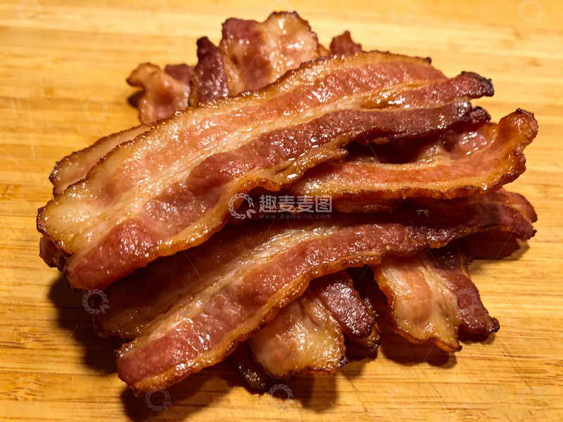 高清大图下载【趣麦麦图】桌子上一堆微焦的培根1