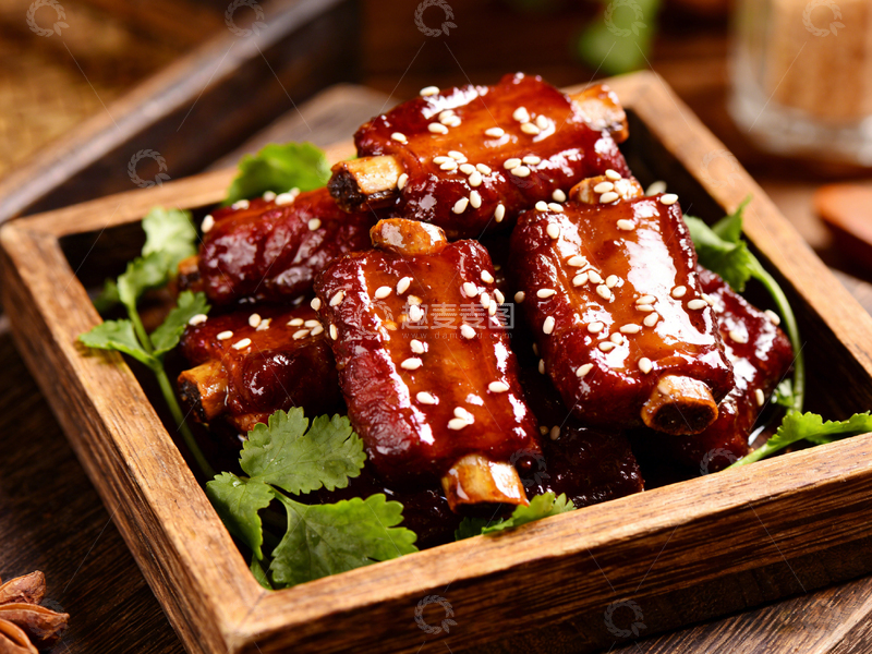高清大图下载【趣麦麦图】木制盘烤肉排美食摄影图片