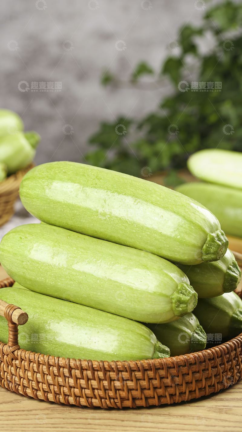 高清大图下载【趣麦麦图】新鲜西葫芦竹篮摆放摄影图片