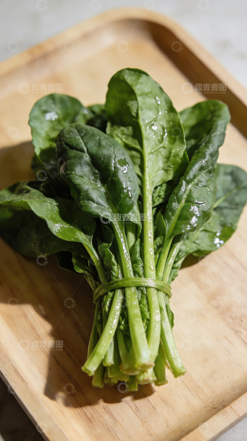 高清大图下载【趣麦麦图】新鲜菠菜木砧板摆放