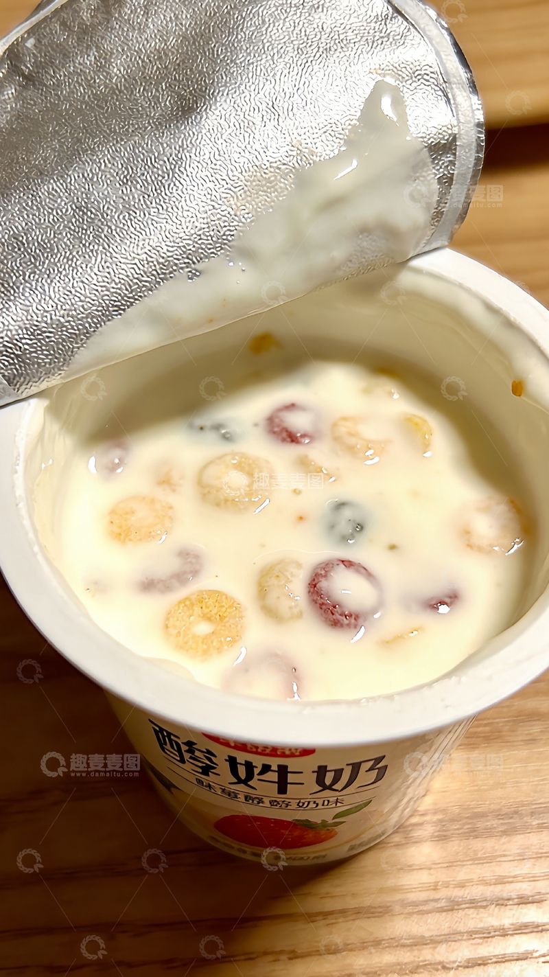 高清大图下载【趣麦麦图】酸奶倒入杯中美食摄影