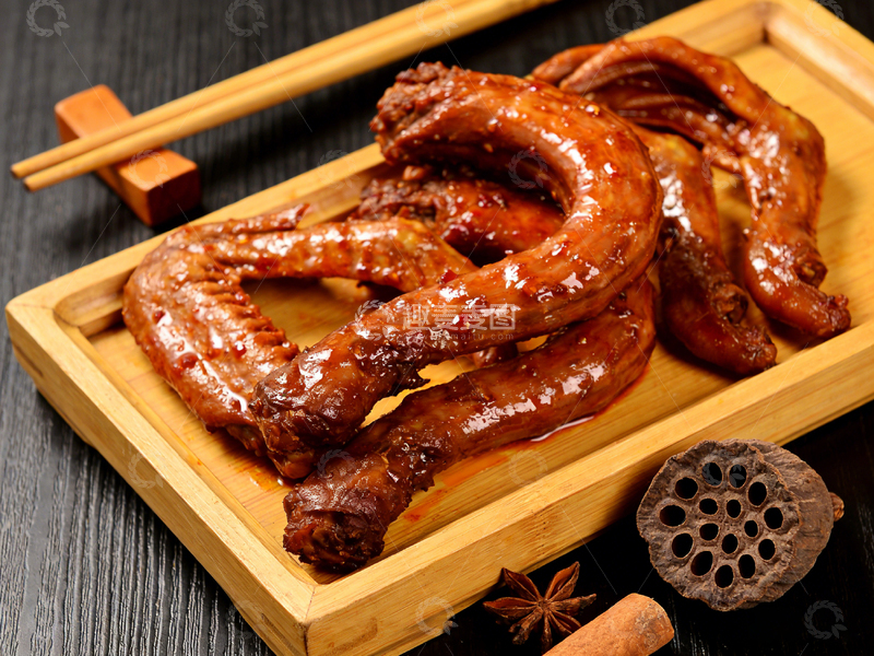高清大图下载【趣麦麦图】木质托盘卤味鸭脖美食摄影1