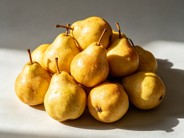 黄色梨子堆叠摄影图