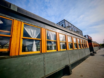 复古火车车厢改装餐厅外观