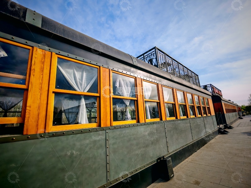 高清大图下载【趣麦麦图】复古火车车厢改装餐厅外观