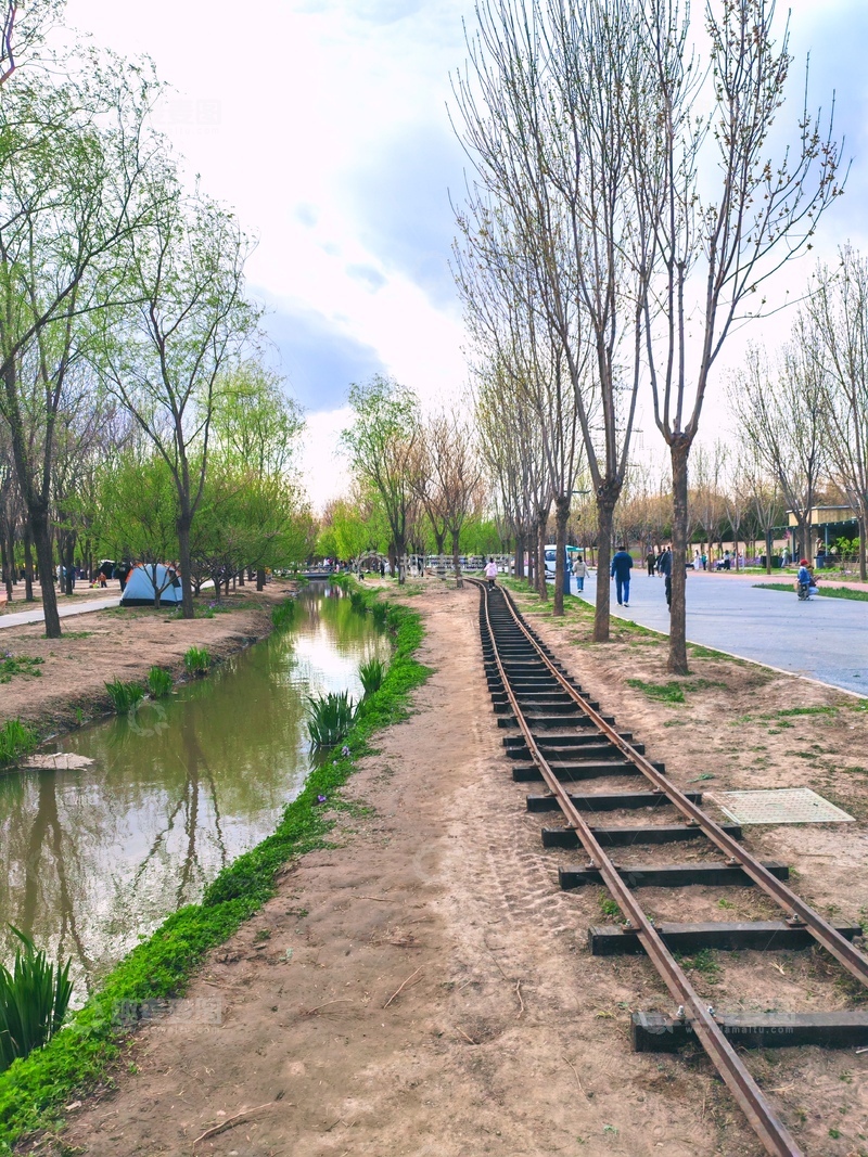 高清大图下载【趣麦麦图】春游公园小铁路景观