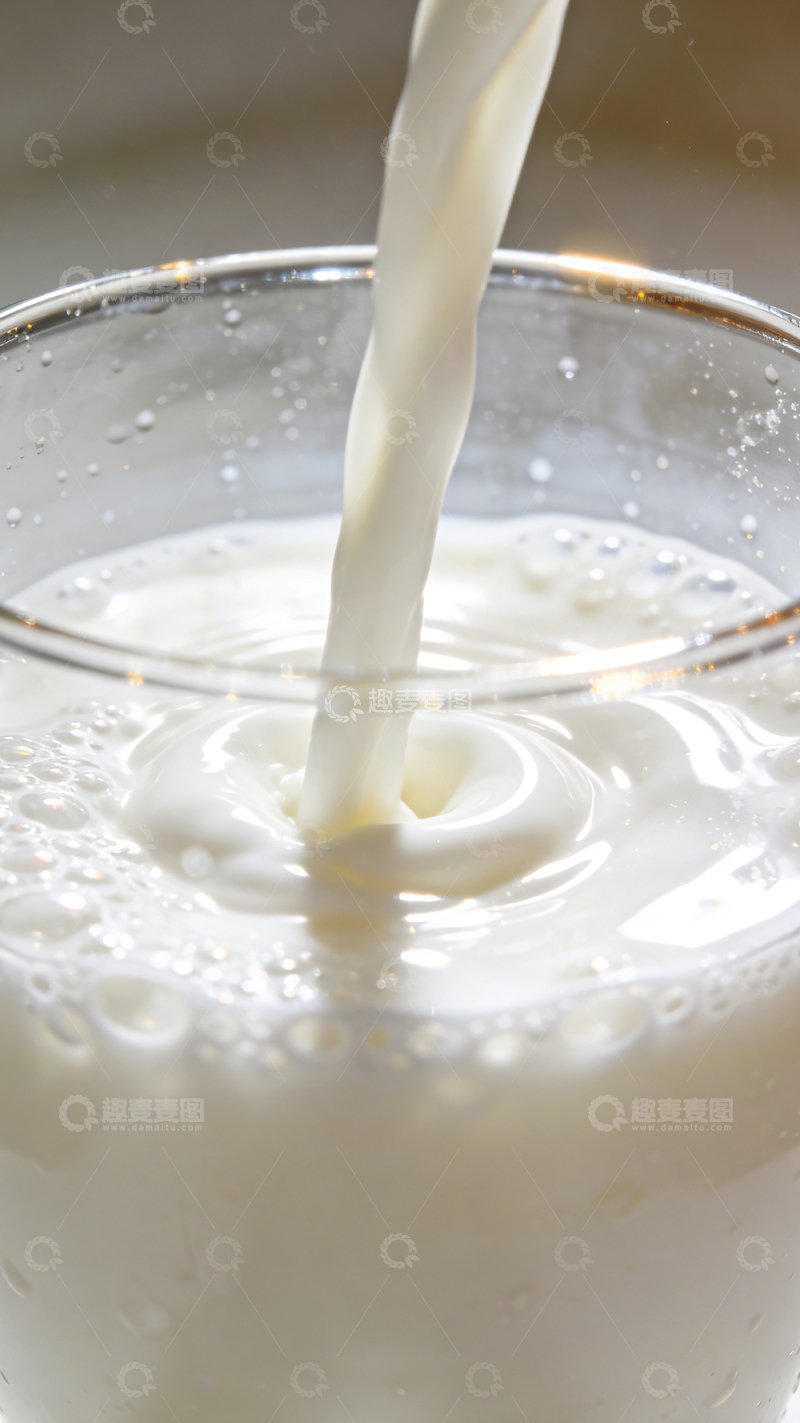 高清大图下载【趣麦麦图】牛奶倒入玻璃杯摄影