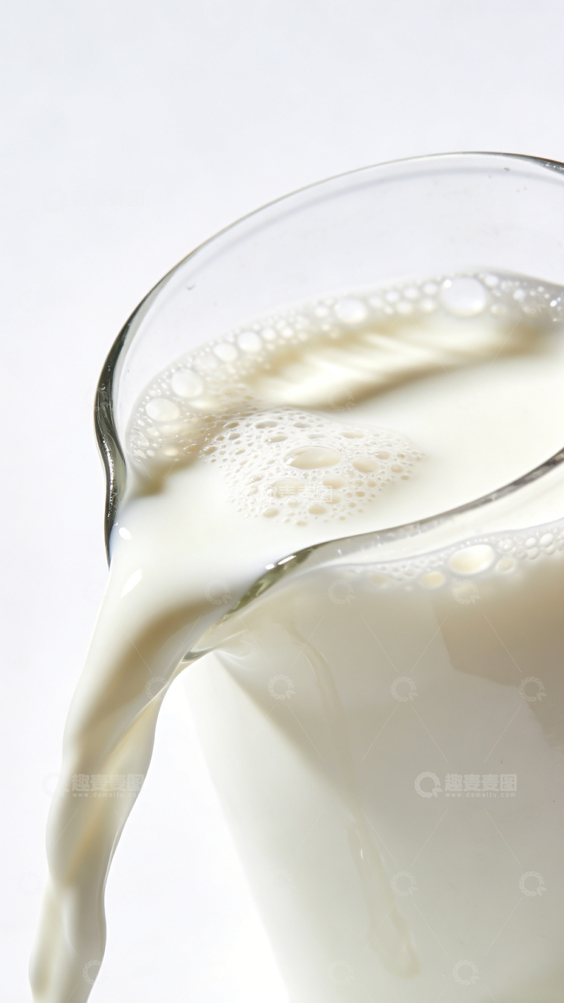高清大图下载【趣麦麦图】玻璃杯倒牛奶特写