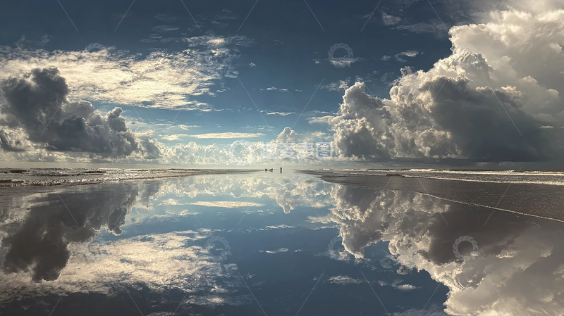高清大图下载【趣麦麦图】海天交融：云影与海浪的交响乐