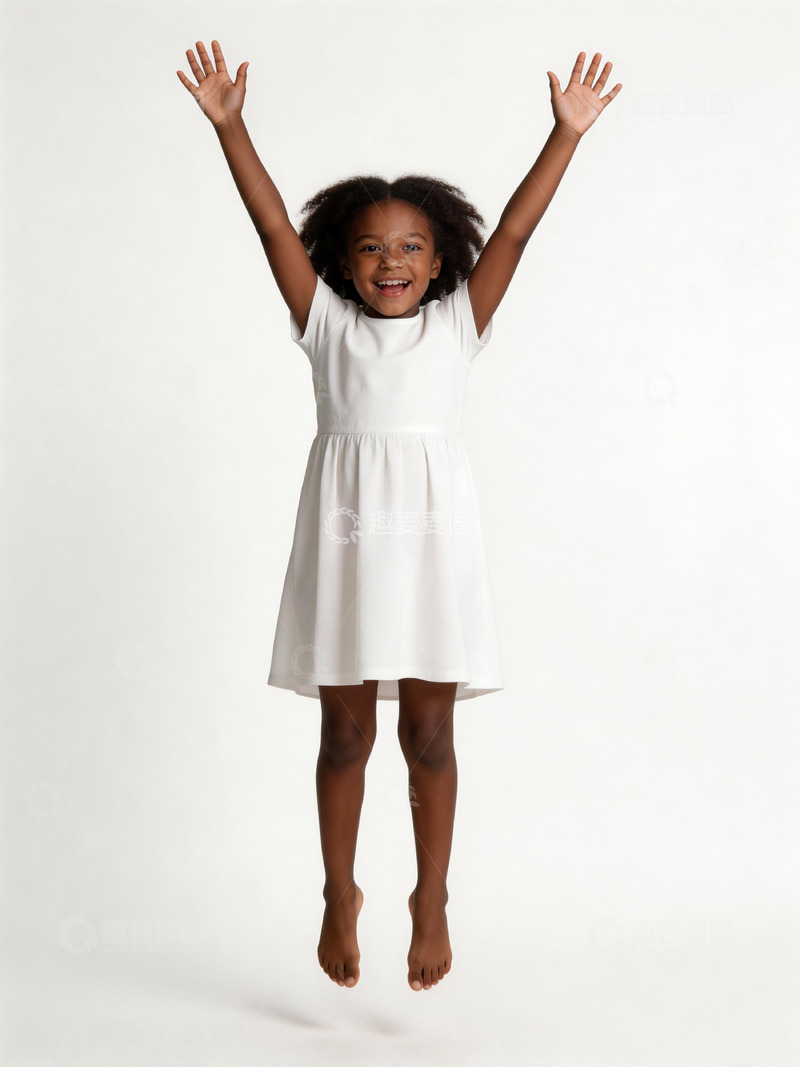 高清大图下载【趣麦麦图】欢乐小女孩白色连衣裙跳跃