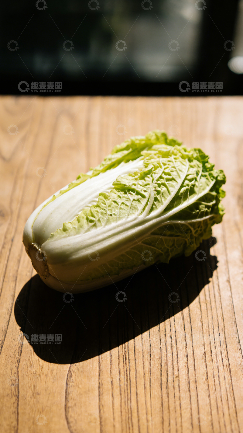 高清大图下载【趣麦麦图】木纹桌上的新鲜白菜