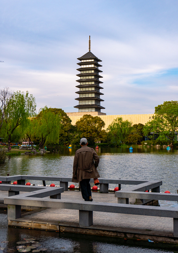 淞沪抗战纪念公园之古塔湖畔沉思人