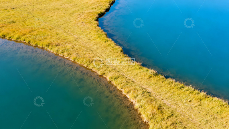 高清大图下载【趣麦麦图】湖畔草地风光航拍图