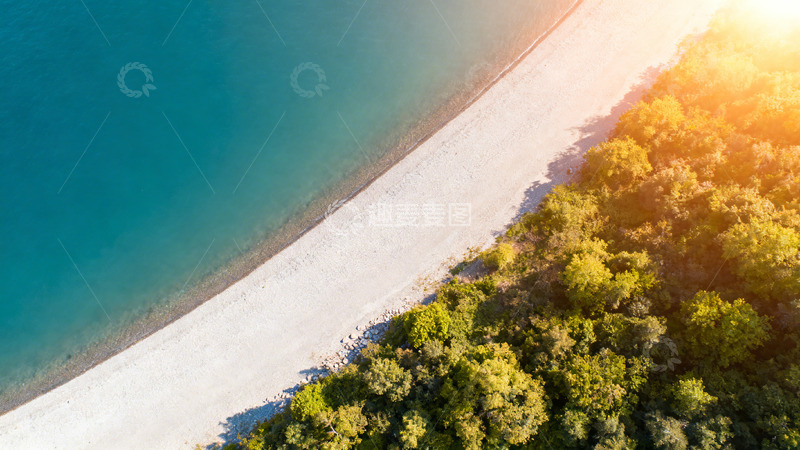 高清大图下载【趣麦麦图】海滩绿树夕阳航拍美景
