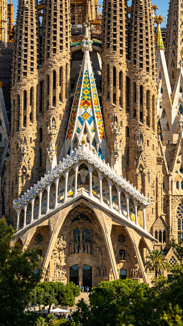 哥特式教堂尖顶彩瓦特写