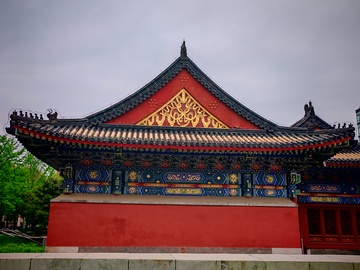 古典中式建筑红墙金顶