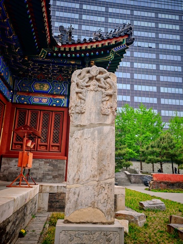 古典石碑古建筑现代高楼对比