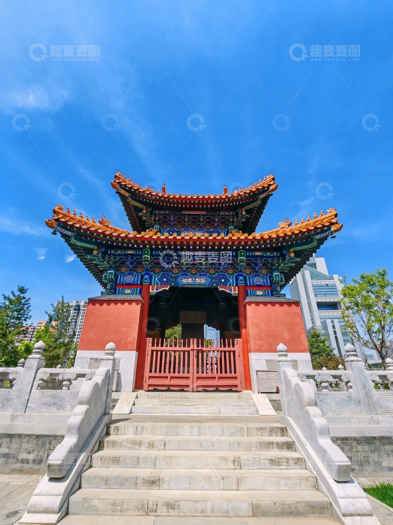 高清大图下载【趣麦麦图】-古典建筑红墙蓝天