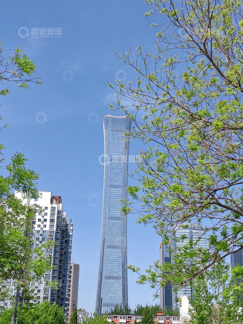 高清大图下载【趣麦麦图】城市高楼绿树蓝天