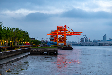 杨浦滨江公园黄昏港口起重机景观