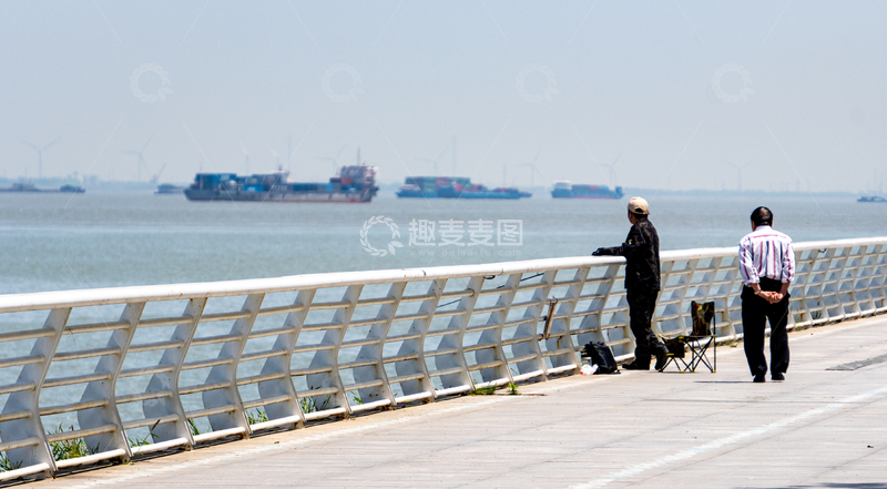 高清大图下载【趣麦麦图】长滩港口钓鱼人与散步的老人摄影景观
