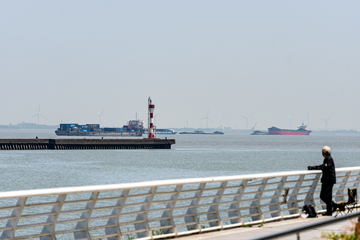 港口灯塔海滨风光与钓鱼人摄影