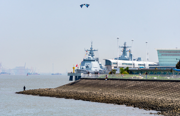 上海宝山吴淞邮轮港海军节海港军舰风光摄影