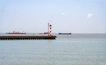遥看黄浦江江中海港灯塔风光摄影