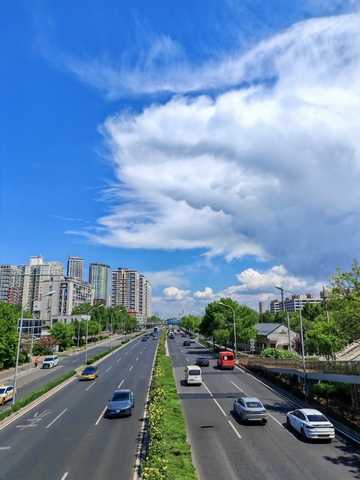 城市公路晴空美景