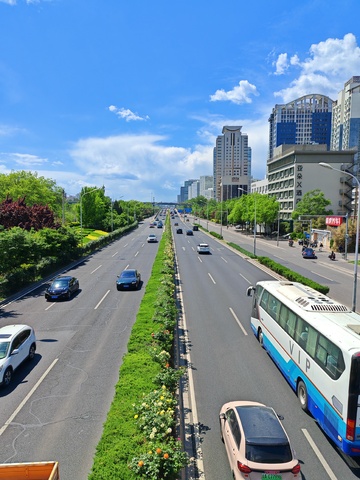 城市主干道景观蓝天白云