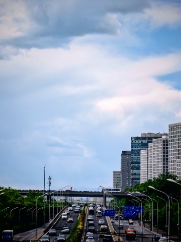 城市高速路繁忙景象