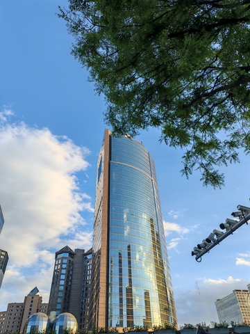 城市高楼蓝天映衬