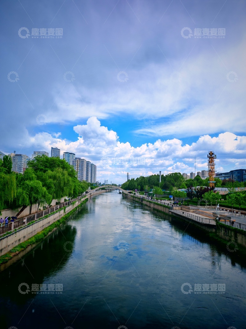 高清大图下载【趣麦麦图】城市河景蓝天白云